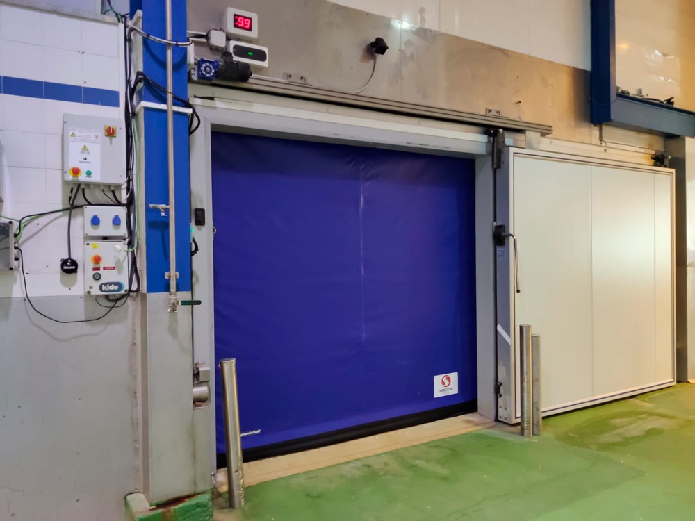 Desinfección de puertas cortina y puertas rápidas en Valencia Ecoteck